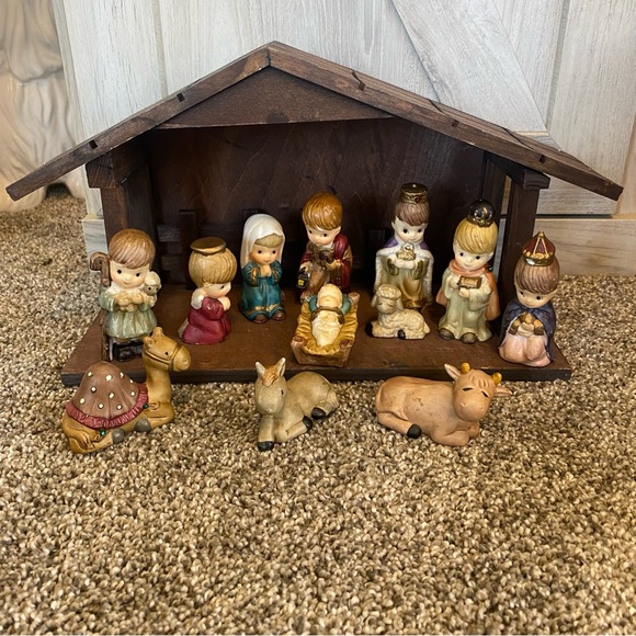 1970s Trimmings Etc Porcelain religious thirteen piece Christmas nativity - Picture 7 of 14
